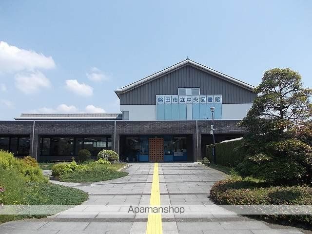 図書館　磐田市立中央図書館（図書館）まで700m