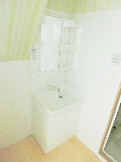 洗面設備　忙しい朝も便利な独立洗面台付き