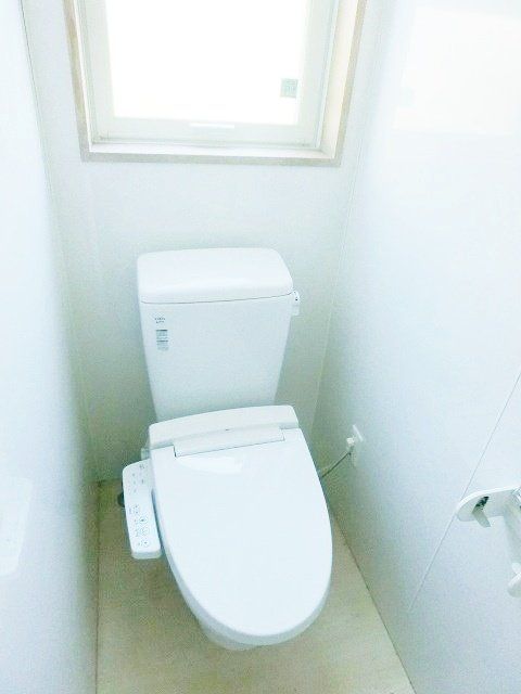 トイレ　温水洗浄便座付きのトイレです