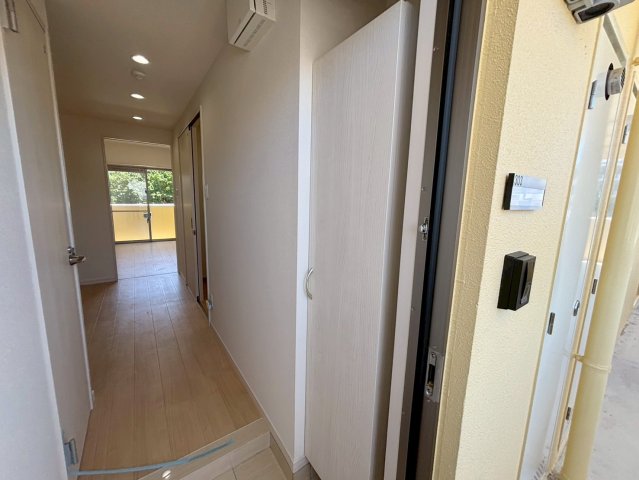 玄関　※303号室の室内写真を掲載しております。