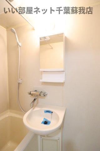 洗面設備　明るい洗面所です