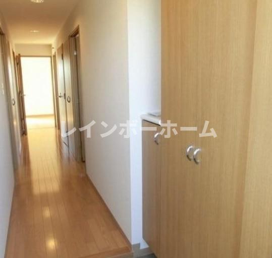 玄関　収納もある玄関です