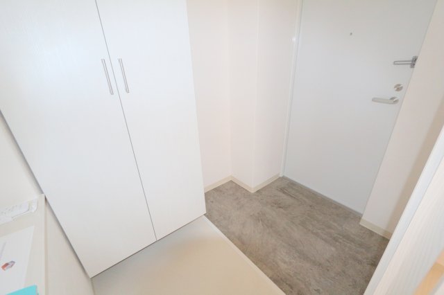玄関　※同タイプの写真となり、実際のお部屋とは異なる場合があります