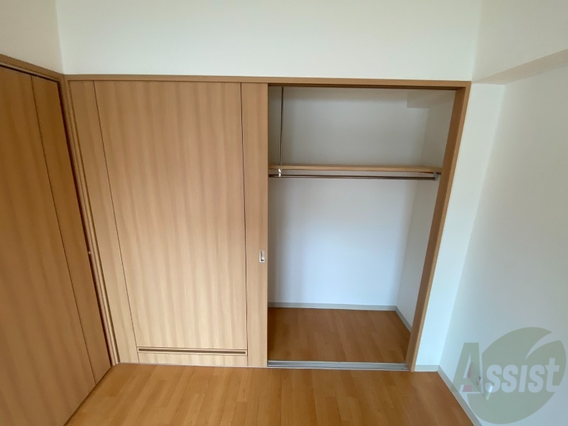 収納　こちらの収納にはハンガーをかけて服もしまえますね。