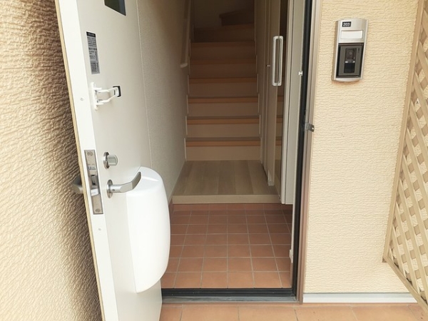 玄関　独立洗面台で朝の準備も快適です♪