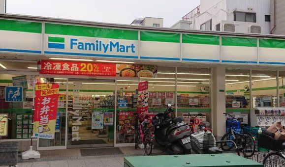 コンビニ　ファミリーマート大阪プール東店（コンビニ）まで160m