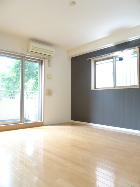 居室・リビング　２面採光なので、明るく風通しのよいお部屋です♪