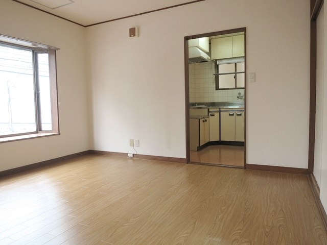 1K Mansion in Meguro, Tokyo — photo 3 of 3