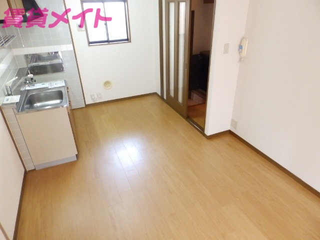 居室・リビング　同物件別室反転写真