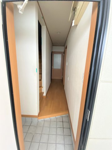 玄関　別部屋同間取の写真になります。