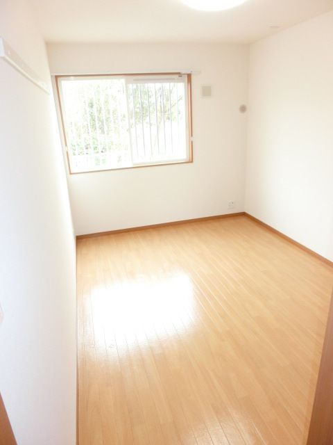 その他部屋・スペース　奥の洋室も明るいですね！