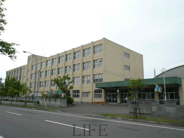 中学校　札幌市立もみじ台中学校（中学校）まで567m