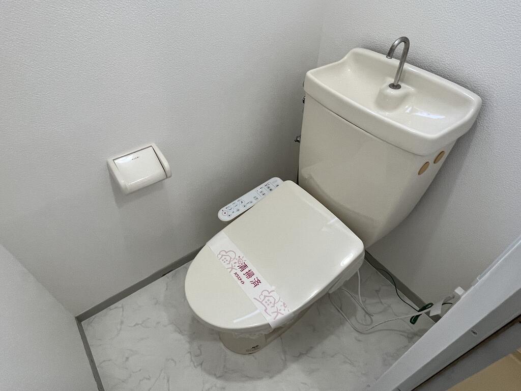 洗面設備　★★バスルームに壁掛け型洗面器があります★★