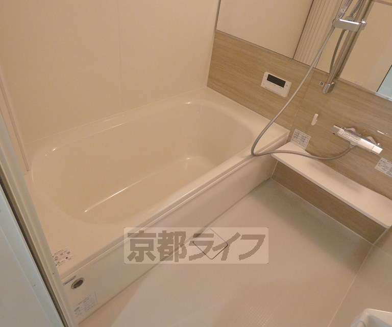 バス・シャワールーム　バスルームです
