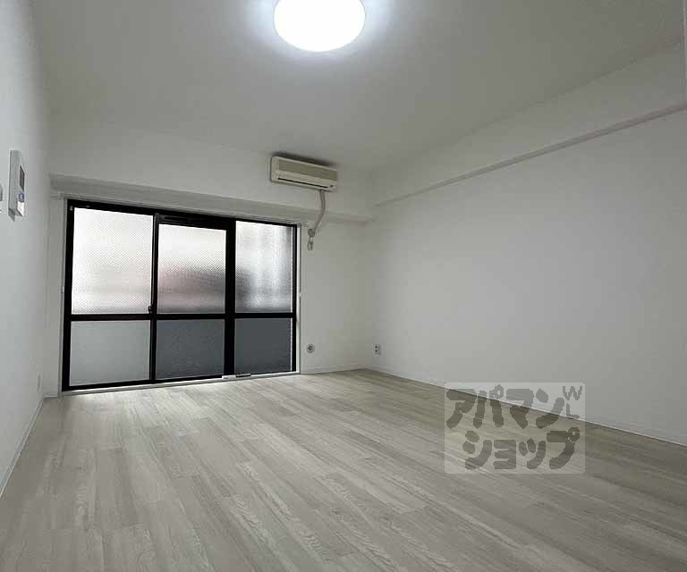 ジョイテル西院の居間写真