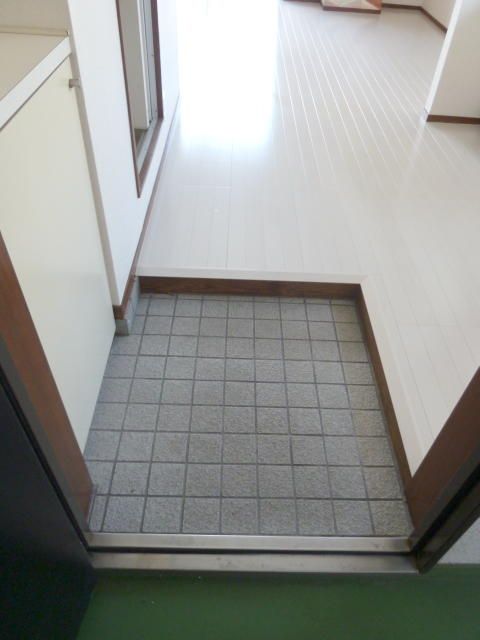 小田急線 千歳船橋駅 徒歩4分 4階建 築38年の玄関写真