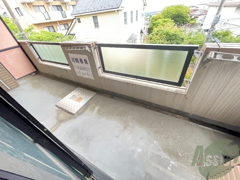 バルコニー　バルコニーがあるので洗濯物は外に干せそうですね。