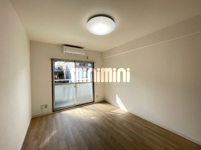 居室・リビング　８帖洋間でゆとりある生活