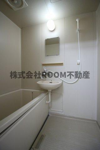 バス・シャワールーム　コンパクトで使いやすいお風呂です