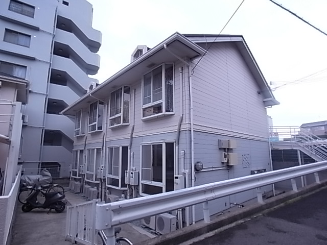 神戸市垂水区本多聞のアパートの建物外観