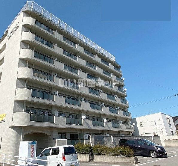 【アーバンコート北新町の建物外観】