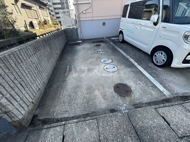 【海部郡蟹江町平安のアパートの駐車場】