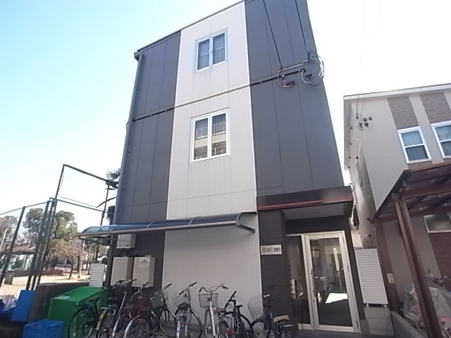 【西宮市小松南町のマンションの建物外観】