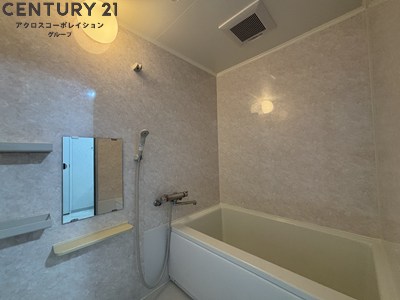 バス・シャワールーム　落ち着いた色味のバスルームです。