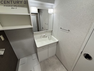 洗面設備　収納スペース豊富な洗面所です。