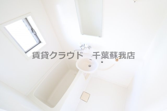 バス・シャワールーム　窓のある明るいお風呂で一日の疲れを癒しましょう！