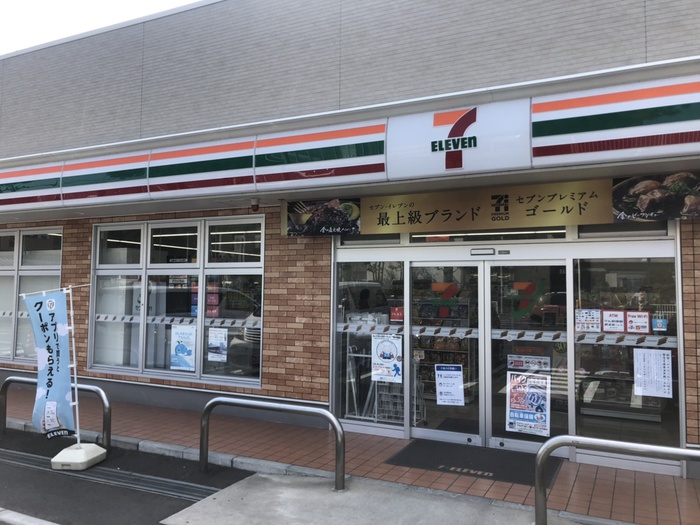 コンビニ　セブンイレブン（コンビニ）まで300m
