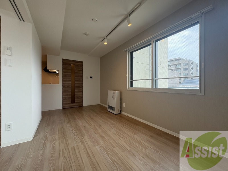 居室・リビング　日当たりが良くて心地よく過ごせそうなお部屋です。