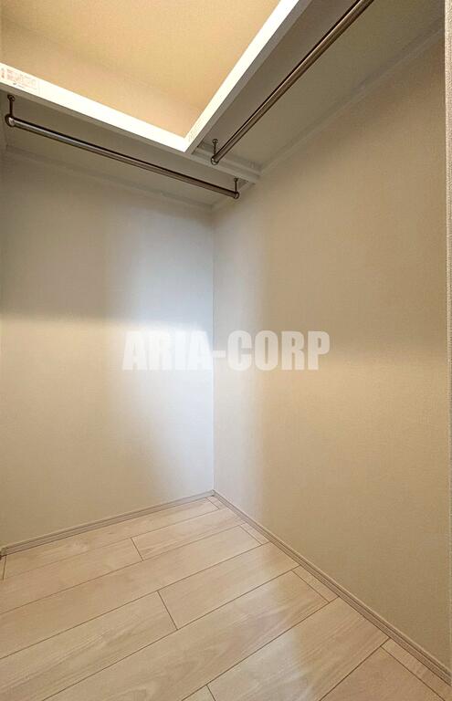 収納　たくさん入るウォークインクローゼット。上部には便利な棚付き♪