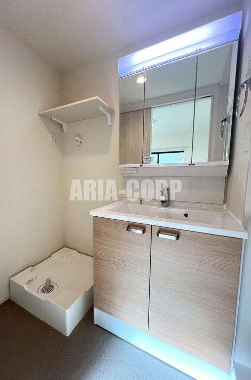 洗面設備　三面鏡採用◎シャンプードレッサー付きの洗面所です！