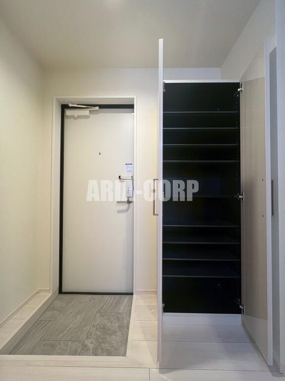 玄関　姿見付き大容量シューズボックスあり♪