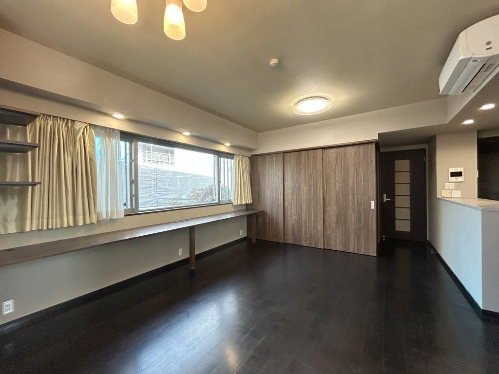 居室・リビング　窓の近くにカウンターもあり、お仕事や勉強に便利です。