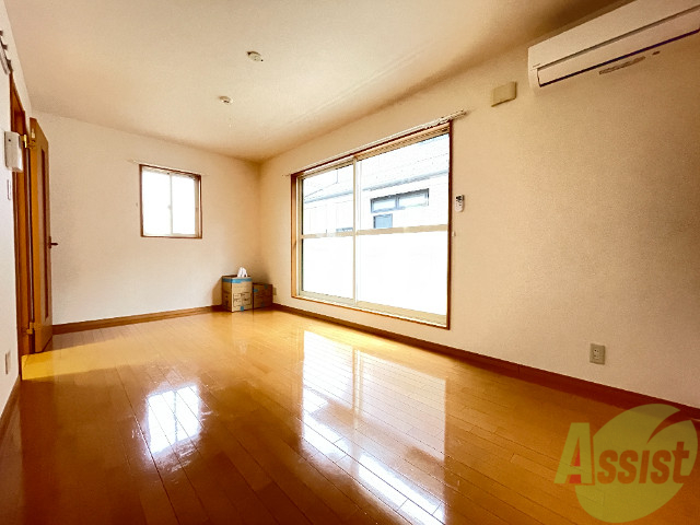 その他部屋・スペース　別の角度から洋室を撮影しました。２枚戸から陽が射しています。