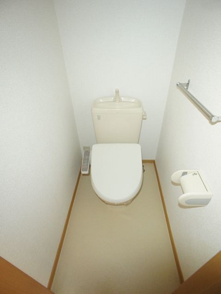 トイレ　温水洗浄暖房便座機能付きです♪