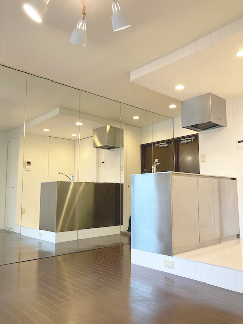 居室・リビング　一面鏡張りのお部屋！