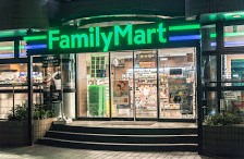 コンビニ　ファミリーマート南青山四丁目店（コンビニ）まで119m