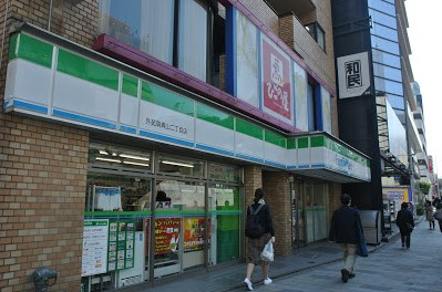 コンビニ　ファミリーマート外苑南青山二丁目店（コンビニ）まで400m
