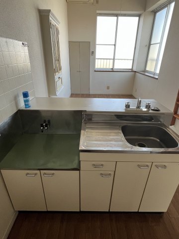 キッチン　キッチンはお好きなコンロをお持ちください