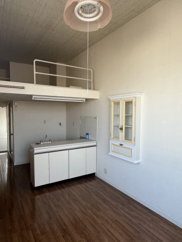 居室・リビング　8.5帖の洋室！上にはロフトもあります！