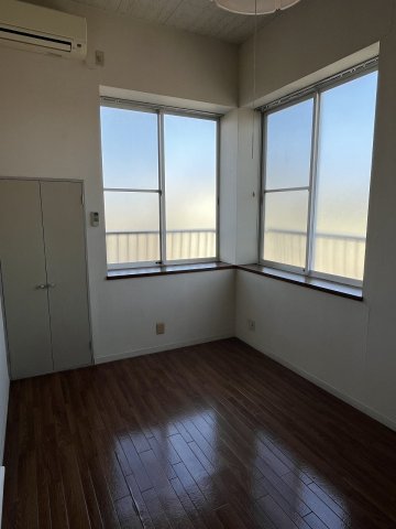 居室・リビング　別角度から見た洋室です。2面採光で明るい♪