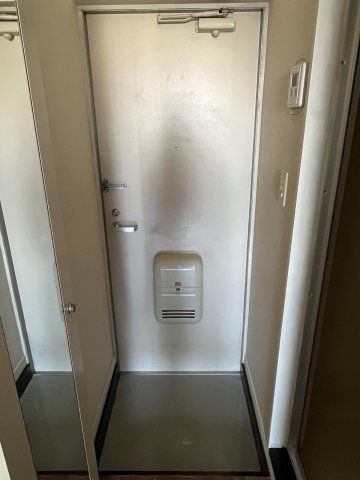 玄関　玄関はコンパクトですがシューズボックスがあります！