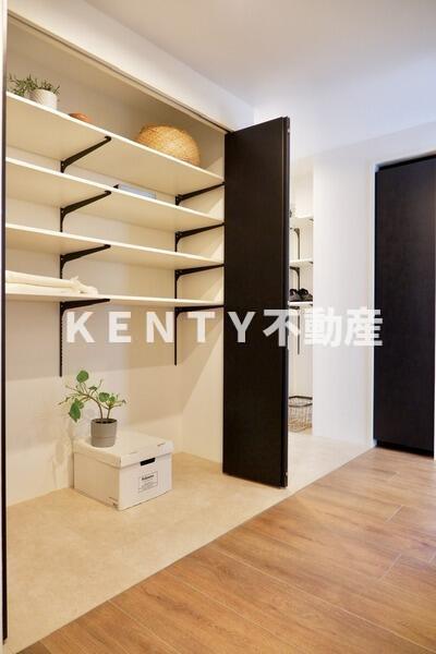 玄関　玄関横に大容量の収納スペース