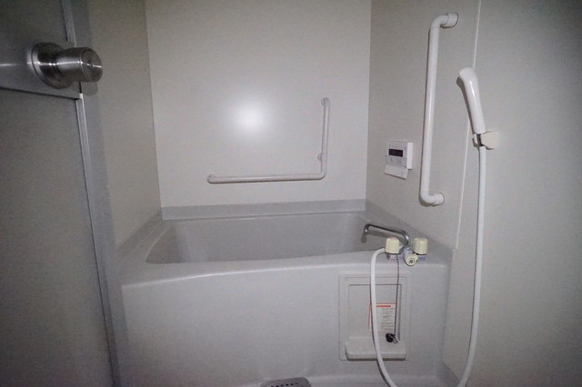 バス・シャワールーム　清潔感のある浴室で、１日の疲れを癒しリラックスできます。