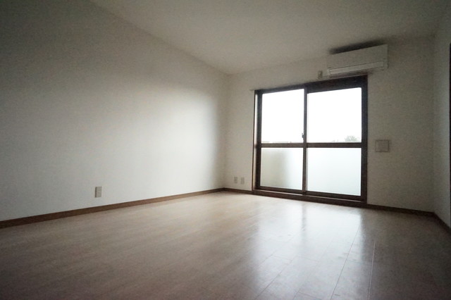 居室・リビング　南向きのリビングではぽかぽかの日差しが感じられます！