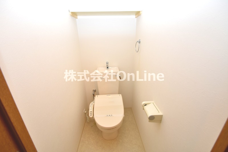 トイレ　落ち着いた色調のトイレです