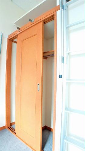 収納　クローゼットの上にも収納スペースがあります。